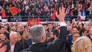 Milo Djukanovic, Staatspräsident von Montenegro, winkt seinen Anhängern während einer Wahlkampfveranstaltung zu. © dpa bildfunk/AP Foto: Risto Bozovic
