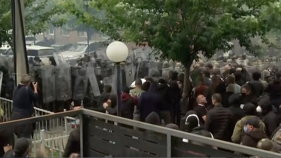 In diesem Videostandbild bewachen KFOR-Soldaten ein städtisches Gebäude nach Zusammenstößen mit im Kosovo lebenden Serben in der Stadt Zvecan im Norden des Kosovo. Bei Zusammenstößen im serbisch bewohnten Norden des Kosovos sind zahlreiche Soldaten der Nato-geführten Kosovo-Schutztruppe KFOR verletzt worden. © AP/dpa-Bildfunk Foto: Uncredited