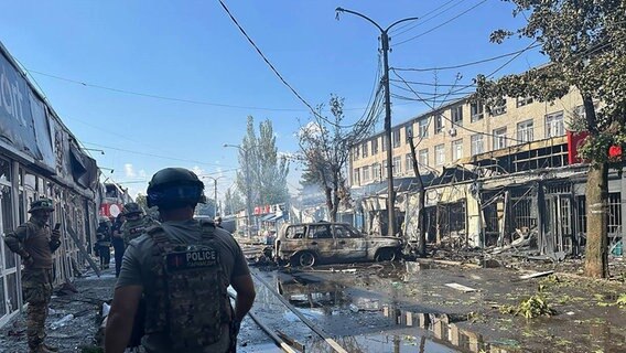 Polizisten begutachten den Schaden nach einem russischen Angriff auf einen Marktplatz in der ostukrainischen Stadt Kostjantyniwka. © IMAGO / UPI Photo 