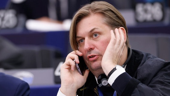 Der AfD-Abgeordnete Maximilian Krah sitzt im Plenarsaal des Europaparlaments und telefoniert. © AP/dpa Foto: Jean-Francois Badias