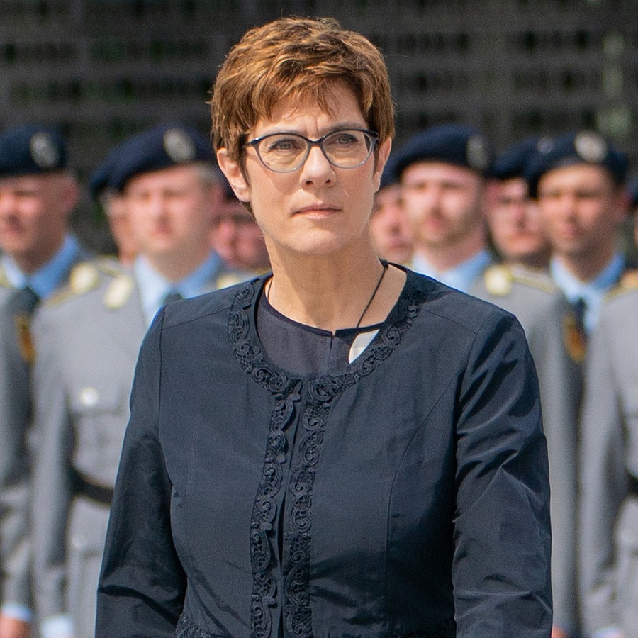 Annegret Kramp-Karrenbauer, Bundesverteidigungsministerin und Bundesvorsitzende der CDU, beim Gelöbnis im Bendlerblock in Berlin. Im Hintergrund sind Soldaten zu sehen. © dpa picture alliance Foto: Michael Kappeler