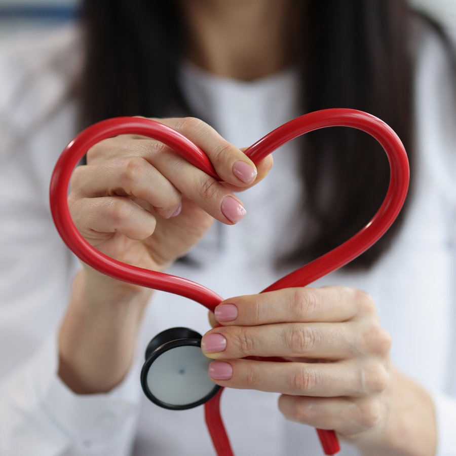 Eine Ärztin hält ein Stethoskop in Herzform hoch © Colourbox Foto: #257659