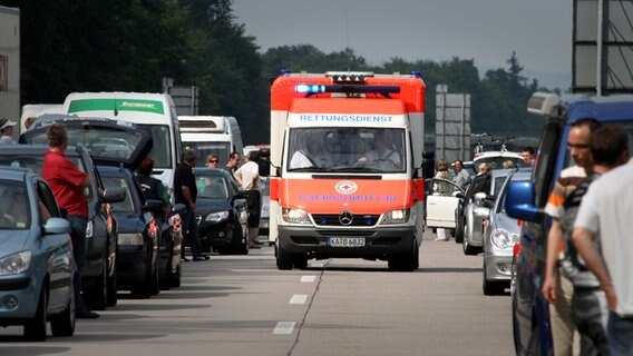 Rettungswagen im Einsatz © picture-alliance/ dpa Foto: Uli Deck