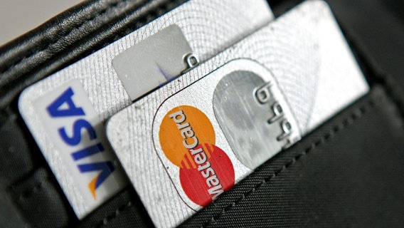 Zwei Kreditkarten von Visa und Mastercard in einer Geldbörse. © dpa-Bildfunk 