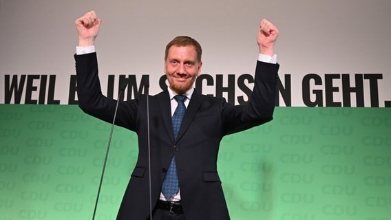 Der amtierende Ministerpräsident von Sachsen Michael Kretschmer spricht auf einer Wahlparty. © Robert Michael/dpa 