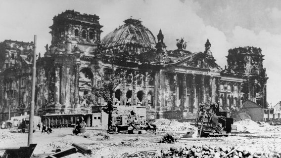 Zerstörter Reichstag nach Kriegsende, Berlin. © picture alliance - akg images 