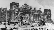 Zerstörter Reichstag nach Kriegsende, Berlin. © picture alliance - akg images 