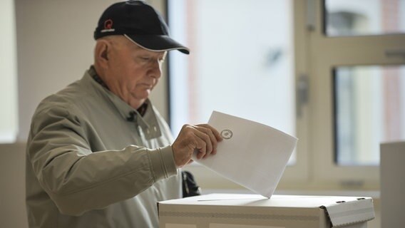 Ein Einwohner von Zagreb gibt seine Stimme bei den kroatischen Parlamentswahlen ab. © picture alliance / Anadolu Foto: Samir Jordamovic
