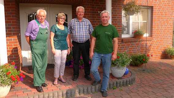 Günther Grunzke, seine Tochter Hannelore Kruse, ihr Mann Manfred Kruse und Sohn Matthias Kruse (v.l.) © NDR Foto: Bettina Less/Carsten Vick