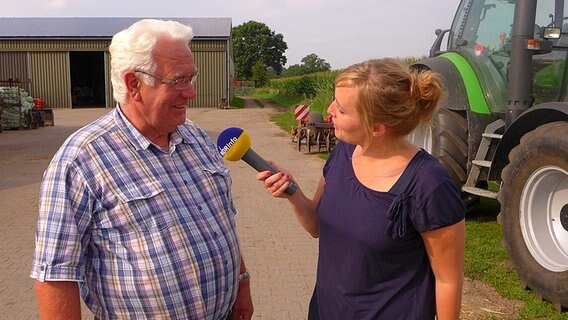 Manfred Kruse und NDR Info Reporterin Bettina Less © NDR Foto: Carsten Vick