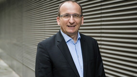 Geschäftsführer Christian Küchen schaut in die Kamera. © Wirtschaftsverband Fuels and Energy 