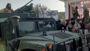 Taliban-Kämpfer halten in der nordafghanischen Stadt Kundus Wache. © dpa-Bildfunk 
