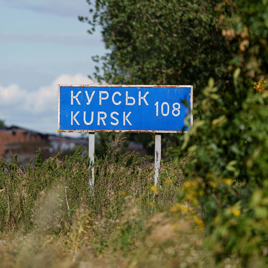 Ein Schild mit der Aufschrift "Kursk 108 km" steht an der russisch-ukrainischen Grenze. © Evgeniy Maloletka/AP/dpa 