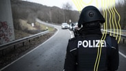 Ein Polizist bei einer Straßenkontrolle © picture alliance Foto: Sebastian Gollnow