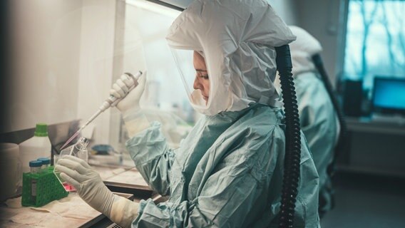 Eine Frau arbeitet im Institut für Mikrobiologie der Bundeswehr in München © Bundeswehr/Handout/dpa Foto: Martin Bühler