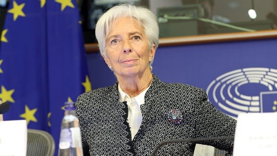 EZB-Chefin Christine Lagarde sitzt im Europaparlament in Brüssel an einem Tisch. © dpa picture alliance/AA Foto: Dursun Aydemir