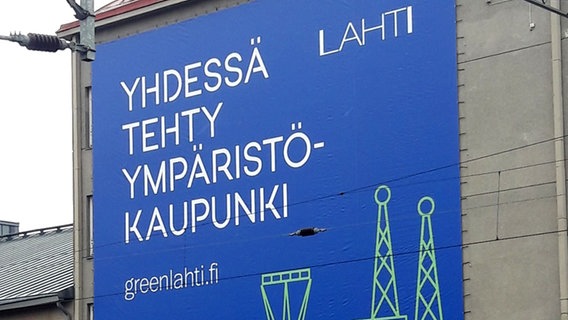 Ein großes Plakat in der Stadt Lahti wirbt für die dortigen Klima-Strategie. © NDR Foto: Christoph Kersting