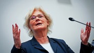 Christine Lambrecht (SPD), Bundesministerin der Verteidigung, gibt ein Pressestatement zu den Pannen beim Schützenpanzer Puma. © Kay Nietfeld/dpa 