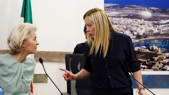 Ursula von der Leyen und Giorgia Meloni sprechen während einer gemeinsamen Pressekonferenz auf der Insel Lampedusa zueinander. © dpa-Bildfunk Foto: Cecilia Fabiano