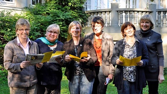 Der Kreisvorstand der Stader Landfrauen beim Durchblättern ihrer Programme für das Winterhalbjahr 2011/12. Der Kreisvorstand der Stader Landfrauen beim Durchblättern ihrer Programme für das Winterhalbjahr 2011/12. © NDR Foto: Jörn Freyenhagen