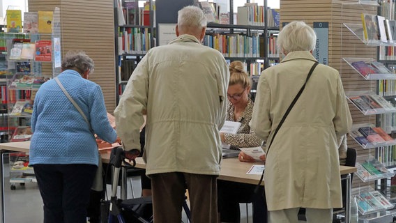 Wähler kommen in den Wahlraum in der Regionalbibliothek Neubrandenburg. In vier Landkreisen in Mecklenburg-Vorpommern finden Landratswahlen statt, in Neubrandenburg wird außerdem ein neuer Oberbürgermeister gewählt. © Bernd Wüstneck/dpa 
