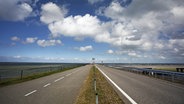 Eine zweispurige Landstraße in den Niederlanden. © imago 