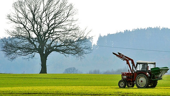 Ein Landwirt düngt sein Feld. © dpa Foto: Uwe Zucchi