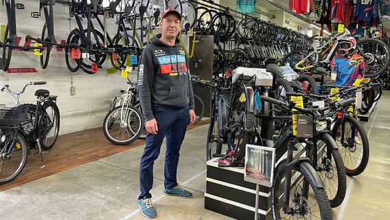 Alexander Lange steht in seinem Geschäft "1000 Räder" in Hamburg-Dulsberg. © NDR Foto: Wiebke Neelsen