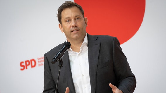 SPD-Parteivorsitzender Lars Klingbeil spricht bei einer Pressekonferenz. © IMAGO / Chris Emil Janßen 