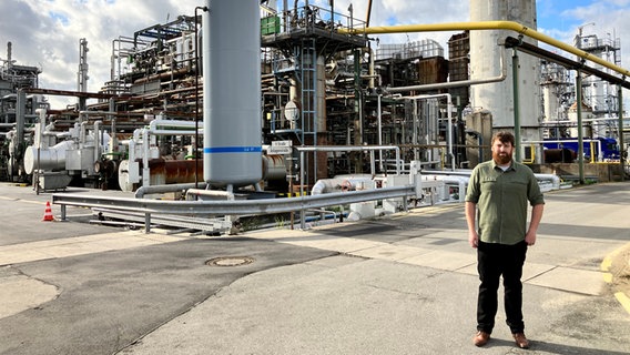 Patrick Larysz steht auf dem Gelände der H&R Ölwerke Schindler im Hamburger Hafen. © NDR Foto: Ines Burckhardt