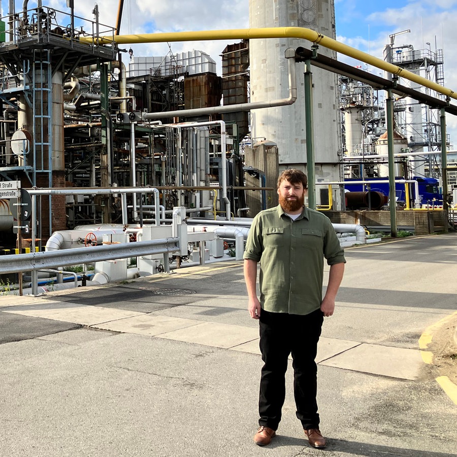 Patrick Larysz steht auf dem Gelände der H&R Ölwerke Schindler im Hamburger Hafen. © NDR Foto: Ines Burckhardt
