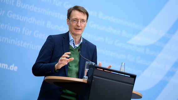 Karl Lauterbach spricht auf einer Pressekonferenz im Bundesgesundheitsministerium.  Foto: Bernd von Jutrczenka/dpa