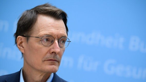 Bundesgesundheitsminister Karl Lauterbach (SPD) äußert sich bei einer Pressekonferenz © dpa Foto: Bernd von Jutrczenka