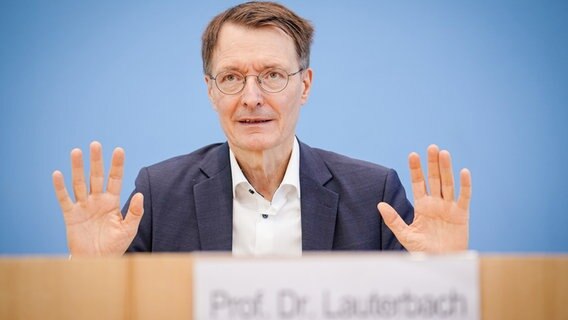 Karl Lauterbach (SPD), Bundesminister für Gesundheit, gibt eine Pressekonferenz zur Corona-Lage. © Kay Nietfeld/dpa 
