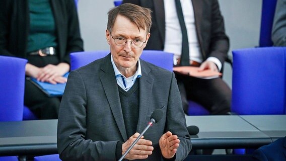 Karl Lauterbach (SPD), Bundesminister für Gesundheit, im Bundestag an einem Rednerpult. © dpa bildfunk Foto: Kay Nietfeld