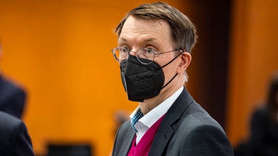 Karl Lauterbach (SPD), Bundeminister für Gesundheit, trägt eine schwarze Maske. © picture alliance / NurPhoto Foto: Emmanuele Contini