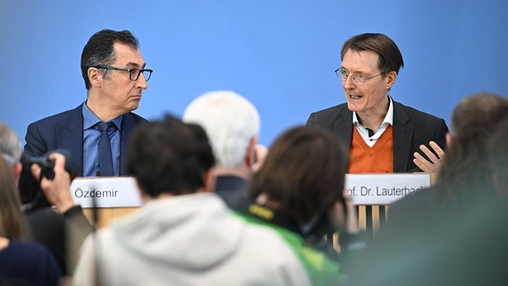 Cem Özdemir (Bündnis90/Die Grünen,l), Bundesminister für Ernährung und Landwirtschaft, und Karl Lauterbach (SPD), Bundesminister für Gesundheit, stellen bei einer Pressekonferenz die Gesetzespläne für den Konsum und Verkauf von Cannabis vor. © dpa Bildfunk Foto: Britta Pedersen