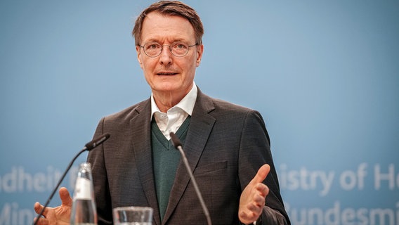 Bundesgesundheitsminister Karl Lauterbach (SPD) steht an einem Podium und redet. © dpa Bildfunk Foto: Kay Nietfeld
