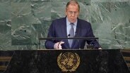 Russlands Außenminister Sergej Lawrow spricht auf einer Sitzung der Generalversammlung der Vereinten Nationen in New York. © Mary Altaffer/AP/dpa 