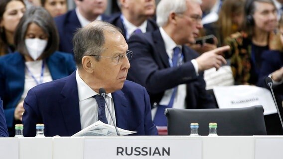 Sergej Lawrow (vorne), Außenminister von Russland, nimmt an der Plenarsitzung des Ministerrats der Organisation für Sicherheit und Zusammenarbeit in Europa (OSZE) teil. © Foto: Boris Grdanoski/AP/dpa Foto: Foto: Boris Grdanoski/AP/dpa