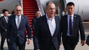 Auf diesem vom Pressedienst des russischen Außenministeriums veröffentlichten Foto verlässt der russische Außenminister Sergej Lawrow (M) das Flugzeug nach seiner Ankunft in Peking. ©  -/Russian Foreign Ministry Press Service via AP/dpa 