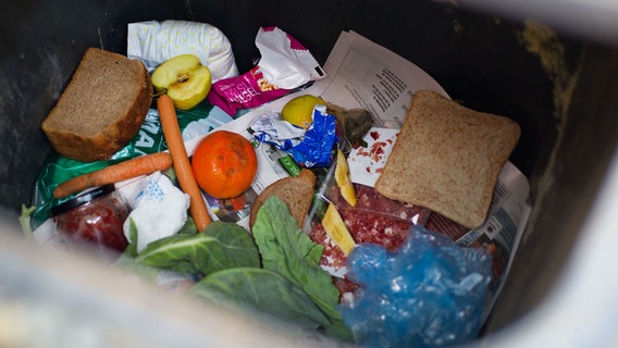 Verschiedene Lebensmittel liegen im Müll. © dpa Foto: Patrick Pleul