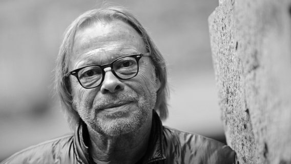 Der Schauspieler Volker Lechtenbrink blickt bei einem Probenauftakt zu den Bad Hersfelder Festspielen in die Kamera. Der Schauspieler, Sänger und Regisseur ist am 22. November 2021 im Alter von 77 Jahren gestorben. © dpa-Bildfunk 