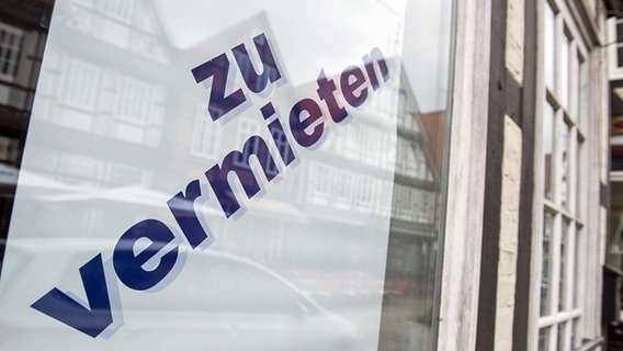 Ein Schild mit der Aufschrift "Zu vermieten" hängt im Schaufenster eines Geschäfts. © dpa picture alliance Foto: Silas Stein