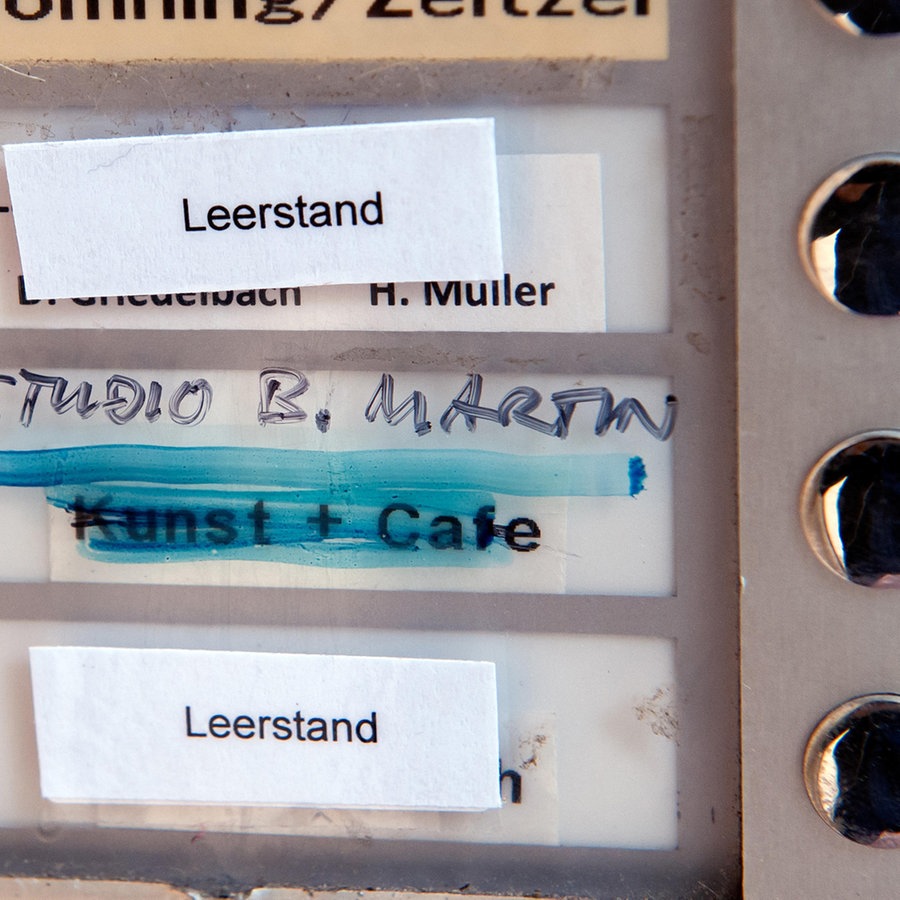 Überklebte Klingelschilder weisen auf Wohnungsleerstand hin © picture alliance Foto: Caro | Eckelt
