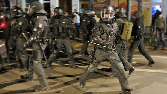 Polizisten im Einsatz auf einer Straße in der Südvorstadt von Leipzig. © dpa-Bildfunk Foto: Sebastian Willnow