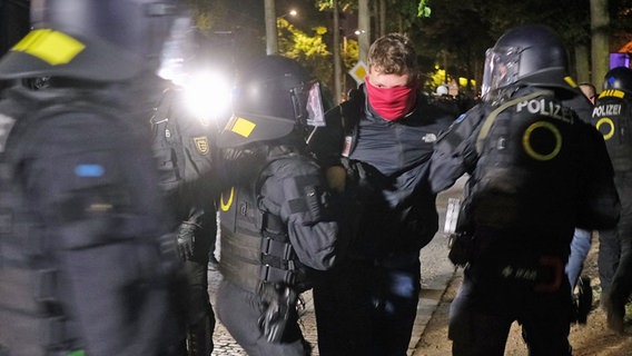 Ein Demonstrant wird in Leipzig am Rande von Protesten von der Polizei in Gewahrsam genommen. © dpa-Bildfunk Foto: Sebastian Willnow