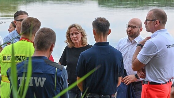 Bundesumweltministerin Steffi Lemke bei einem Termin am Oder-Ufer in Frankfurt an der Oder. © dpa bildfunk Foto: Patrick Pleul
