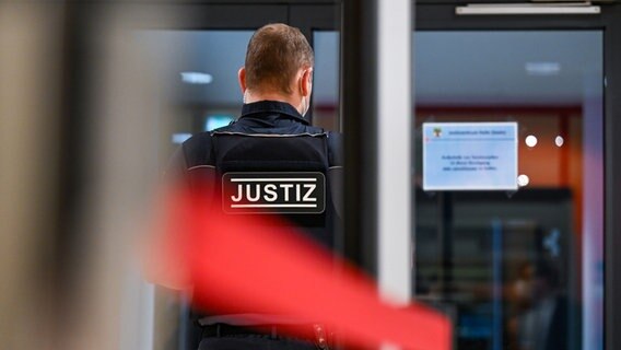 Ein Justizmitarbeiter steht hinter einer Sicherheitsschleuse zum Hochsicherheitssaal im Justizzentrum in Halle/Saale © dpa Foto: Hendrik Schmidt
