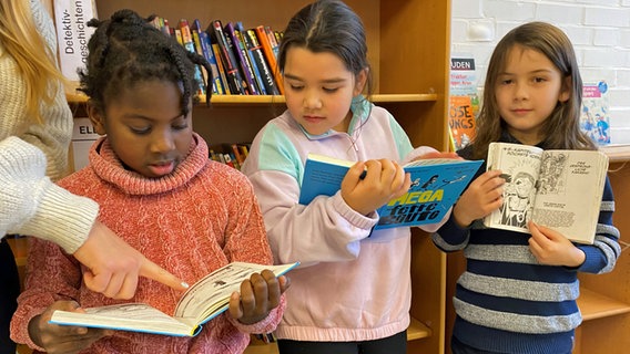 Kinder der Klassen 2c und 2d der Grundschule Kirchdorf in Hamburg lesen in Büchern, mit denen sie das sogenannte Leseband erlernen. © Jenny Witt / NDR 